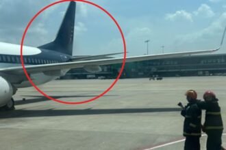 Kathmandu SpiceJet Flight Fire Accident | Delhi Airport Runway | दिल्ली से काठमांडू जा रही फ्लाइट की टेल में आग: आग के बारे में दूसरे प्लेन के पायलट ने बताया, 100 यात्री सवार थे