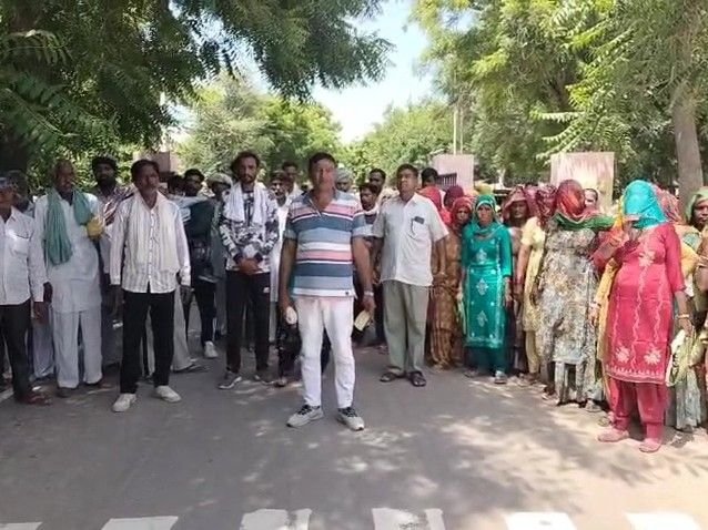 MNREGA workers have not received wages for 90 days Hanumangarh Rajasthan | मनरेगा मजदूरों को 90 दिन से नहीं मिली मजदूरी: हनुमानगढ़ में मजदूरों ने कलेक्टर को सौंपा ज्ञापन, नारेबाजी भी की – Hanumangarh News