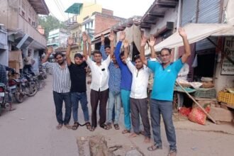 The chamber in the main market of Baseri has been broken for a month | बसेड़ी के मुख्य बाजार में एक महीने से टूटा चैंबर: राहगीरों और पशुओं के लिए बना खतरा, कई लोग हो चुके हैं घायल – Dholpur News