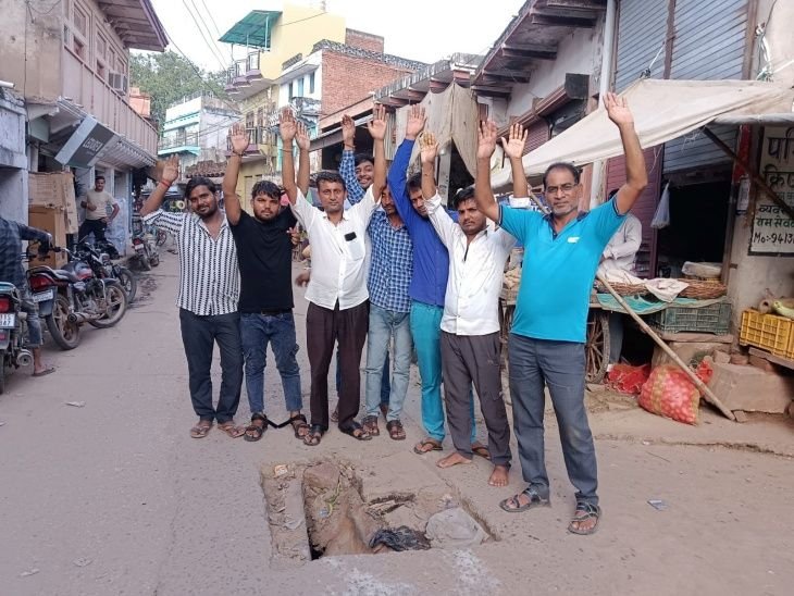 The chamber in the main market of Baseri has been broken for a month | बसेड़ी के मुख्य बाजार में एक महीने से टूटा चैंबर: राहगीरों और पशुओं के लिए बना खतरा, कई लोग हो चुके हैं घायल – Dholpur News