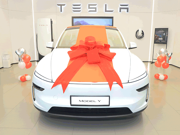 Pratap Sarnaik Tesla Car Price; Model Y | Maharashtra Minister | भारत में पहली टेस्ला कार महाराष्ट्र के मंत्री ने खरीदी: बोले- लेने का मकसद EV के प्रति जागरूकता फैलाना, पोते को गिफ्ट करूंगा