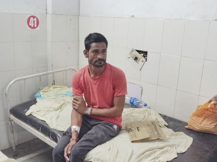 A bike rider was hit by a pellet in Khedi Bosar village | खेड़ी बोसर गांव में बाइक सवार युवक को लगा छर्रा: झालावाड़ अस्पताल में चल रहा इलाज, पुलिस कर रही जांच – jhalawar News