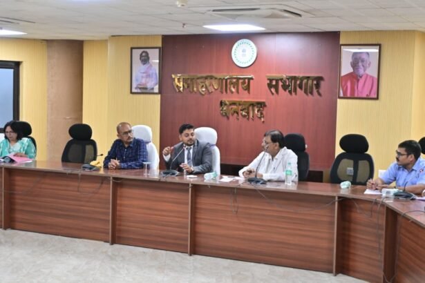 धनबाद उपायुक्त ने की लंबित न्यायालयीन वादों की समीक्षा, त्वरित निष्पादन का दिया निर्देश