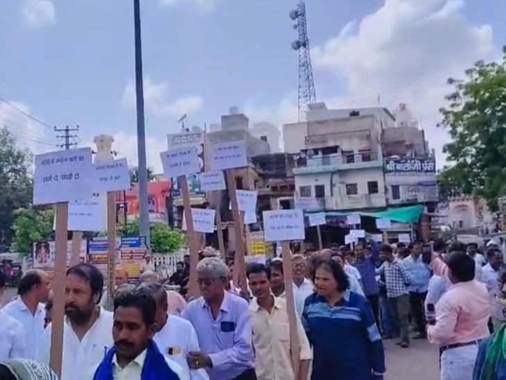 Action against atrocities on Dalits and backward castes Churu | दलित और पिछड़ी जातियों पर अत्याचार के विरोध में एक्शन: चूरू में कामगार समाज ने एसडीएम को सौंपा ज्ञापन, राज्यव्यापी आंदोलन की चेतावनी – Churu News