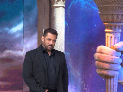 Bigg Boss 19: Salman Khan will be missing this weekend | Bigg Boss 19: इस वीकेंड गायब रहेंगे सलमान खान: 18 साल के बाद अरशद वारसी की वापसी, अक्षय कुमार देंगे साथ