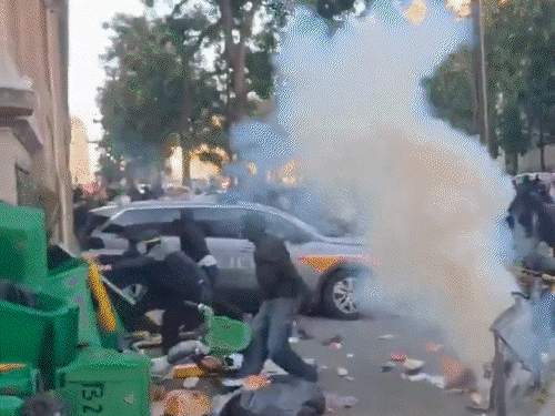 France Protest LIVE Photos Update; Paris Violence | Emmanuel Macron | नेपाल के बाद फ्रांस में सरकार के खिलाफ प्रदर्शन: बजट कटौती के विरोध में 1 लाख लोग सड़क पर; 80 हजार पुलिसकर्मी तैनात, 300 उपद्रवी गिरफ्तार