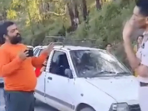 Minor girl driven Car | Police did challan | Man argue with police | Video viral | Mandi | Karsog | Himachal | मंडी में पुलिस से बहसना पड़ा भारी: 22 हजार का काटा चालान; नाबालिग चला रही थी गाड़ी, कागज मांगने पर भड़का व्यक्ति, कांस्टेबल लाइन हाजिर – Mandi (Himachal Pradesh) News
