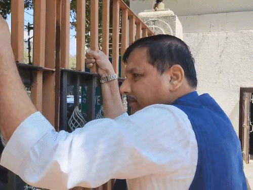 Sanjay Singh House Arrest; Jammu Kashmir AAP MLA Mehraj Malik | BJP | संजय सिंह का दावा- श्रीनगर में नजरबंद किया: AAP MLA की गिरफ्तारी के विरोध में प्रेस कॉन्फ्रेंस करने से रोका; फारूक पहुंचे, मिलने नहीं दिया