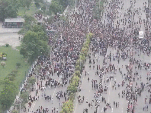 Nepal Protest Video Update; Kathmandu GenZ Violence | KP Sharma Oli | नेपाल में युवाओं के विरोध की कहानी, VIDEO: सड़कों पर उतरे GEN-Z; 24 घंटे में ओली सरकार का तख्तापलट