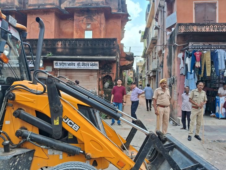 Action of Nagar Nigam Heritage on dilapidated buildings | जर्जर इमारतों पर नगर निगम हेरिटेज का एक्शन: सुभाष चौक में 5 भवन गिराए, 10 चिह्नित इमारतों को मरम्मत का नोटिस, देखें वीडियो रिपोर्ट – Jaipur News