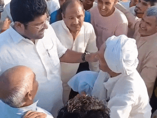Dushyant Chautala Viral Video; Waterlogging and flooding | Bhiwani | दुष्यंत चौटाला को बुजुर्ग ने सुनाई खरी-खोटी: JJP नेता ने कहा- मलाई तू खावै; बुजुर्ग बोला- तन्ने कुछ ना करा, पेंशन तेरे पड़दादा नै बनाई थी – Panchkula News