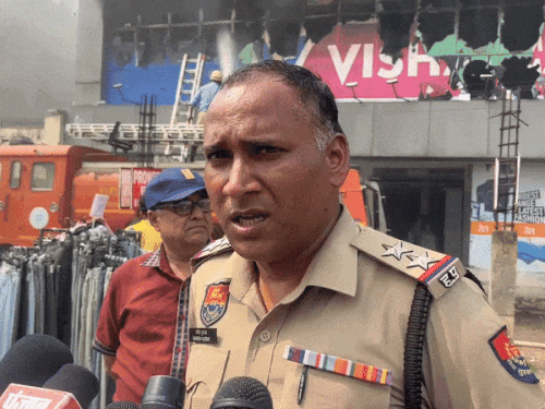 Haryana Huge fire Vishal Mega Mart Ambala | Ambala News | अंबाला के विशाल मेगा मार्ट में आग लगी: 2 फ्लोर का सामान खाक, गर्मी से चटककर शीशे गिर रहे, भीड़ हटाई; फायर ब्रिगेड की 8 गाड़ियां बुलाईं – Ambala News