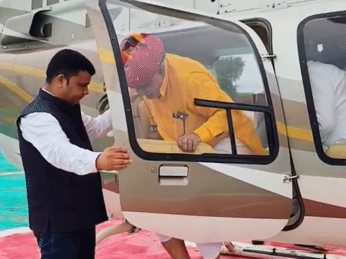 Home Minister who went out to celebrate his birthday by helicopter could not land | जन्मदिन मनाने जा रहे गृहमंत्री का हेलिकॉप्टर लैंड नहीं हुआ: साथ में तीन मंत्री भी मौजूद थे, पायलट ने आगे की उड़ान को असुरक्षित करार दिया – Jaipur News