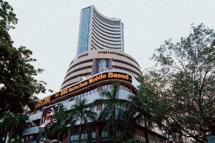 Stock Market Sensex Nifty BSE NSE Updates | IT Banking Realty Share Price | सेंसेक्स 324 अंक चढ़कर 81,425 पर बंद: निफ्टी में भी 105 अंक की बढ़त रही; IT, PSU बैंक और रियल्टी शेयरों में ज्यादा खरीदारी रही