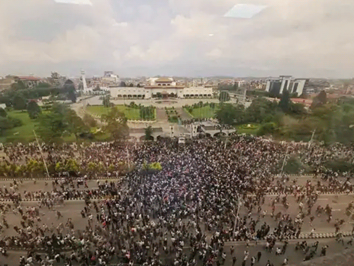 Protesters jump over the wall of Nepal’s Parliament, PHOTOS | नेपाली संसद की दीवार फांदकर घुसे प्रदर्शनकारी, PHOTOS: पुलिस ने पानी की बौछार की, आंसू गैस छोड़ी, गोलियां चलाईं; Gen-Z को नहीं रोक पाए