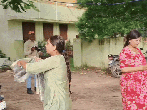 Senior teacher exam-entry received after checking | सीनियर टीचर एग्जाम-महिला कैंडिडेट्स को चुन्नी उतरवाकर एंट्री दी: कैमरे के सामने बोला नाम और रोल नंबर; परीक्षा का आज दूसरा दिन – Ajmer News