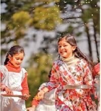 भारत की लोक परंपराओं से सीखें खुश रहने के सूत्र:हैप्पीनेस का फॉर्मूला हमारी संस्कृति में; उत्तराखंड के फूलदेई त्योहार से केरल की नौका दौड़ तक, ये परंपराएं सिखाती हैं जीना