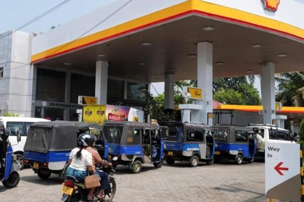 श्रीलंका में पेट्रोल-डीजल 81 रुपए तक महंगे:पेट्रोल 398 और डीजल 382 रुपए लीटर हुआ, अमेरिका-इजराइल और ईरान जंग का असर