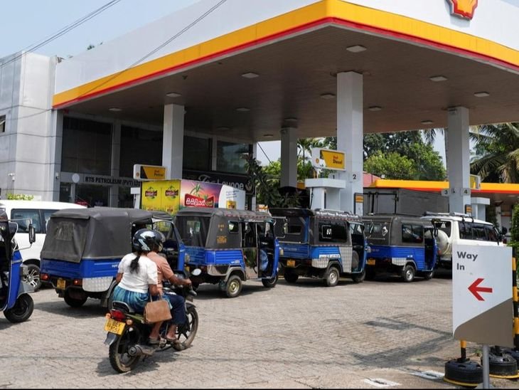 श्रीलंका में पेट्रोल-डीजल 81 रुपए तक महंगे:पेट्रोल 398 और डीजल 382 रुपए लीटर हुआ, अमेरिका-इजराइल और ईरान जंग का असर