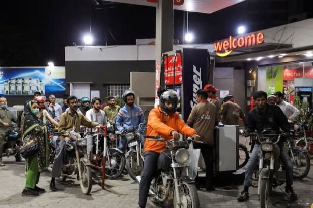 पाकिस्तान में पेट्रोल-डीजल 55 रुपए महंगा:पेट्रोल 336 और डीजल 321 रुपए लीटर हुआ, अमेरिका-इजराइल और ईरान जंग का असर