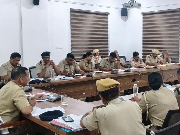 जिले में बढ़ रहे अपराधों की घटनाओं पर विशेष चर्चा:एसपी ने चोरी, नशा तस्करी रोकने और लंबित मामलों के निस्तारण पर जोर