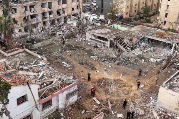 इजराइल पर ईरान की बैलिस्टिक मिसाइल गिरने से हड़कंप:इजराइल के मिसाइल डिफेंस सिस्टम में सेंध लगने‎ की जांच शुरू, यूएस से अधिक गोला-बारूद की मांग‎