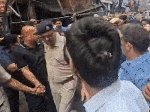 दिल्ली में भाजपा-AAP कार्यकर्ताओं के बीच झड़प:पालम अग्निकांड की शोकसभा में पहुंचे केजरीवाल, बोले- BJP पीड़ितों से नहीं मिलने दे रही