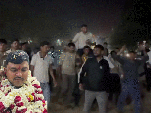 मुरैना में चोर के कंधे पर बैठकर नाचे टीआई:साथ में मनाया जन्मदिन, फिर बोले- उस पर केस दर्ज है, पता नहीं था; सस्पेंड