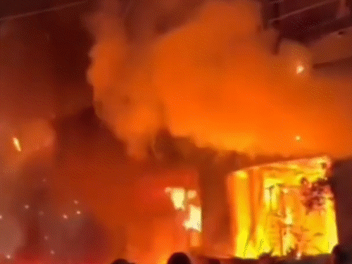 इंदौर में EV चार्जिंग से आग, आठवीं मौत:3 लोग गंभीर, बिजली बंद होने से घर का इलेक्ट्रॉनिक लॉक नहीं खुला