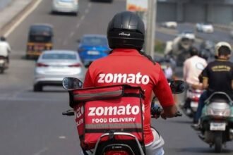 जोमैटो से खाना मंगवाना महंगा हुआ:प्लेटफॉर्म फीस 19% बढ़ाई, हर ऑर्डर पर ₹12.50 के बजाय अब ₹14.90 देने होंगे