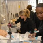 मरीज वर्चुअल, इलाज रियल; डॉक्टर्स को बारीकियां सिखा रहे ‘पुतले’:नब्ज चलेगी, खून बहेगा, दवा देने में गलती हुई तो सुधारने की नसीहत भी