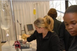 मरीज वर्चुअल, इलाज रियल; डॉक्टर्स को बारीकियां सिखा रहे ‘पुतले’:नब्ज चलेगी, खून बहेगा, दवा देने में गलती हुई तो सुधारने की नसीहत भी