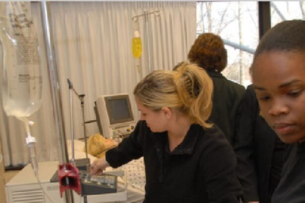 मरीज वर्चुअल, इलाज रियल; डॉक्टर्स को बारीकियां सिखा रहे ‘पुतले’:नब्ज चलेगी, खून बहेगा, दवा देने में गलती हुई तो सुधारने की नसीहत भी