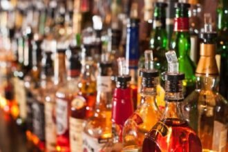 अमेरिका में शराब की खपत घटी, कमाई पर बड़ा झटका:सर्वे 31% ऑपरेटर्स ने शराब बिक्री में गिरावट की बात कही
