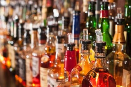 अमेरिका में शराब की खपत घटी, कमाई पर बड़ा झटका:सर्वे 31% ऑपरेटर्स ने शराब बिक्री में गिरावट की बात कही