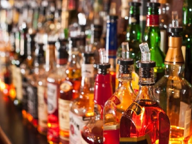 अमेरिका में शराब की खपत घटी, कमाई पर बड़ा झटका:सर्वे 31% ऑपरेटर्स ने शराब बिक्री में गिरावट की बात कही