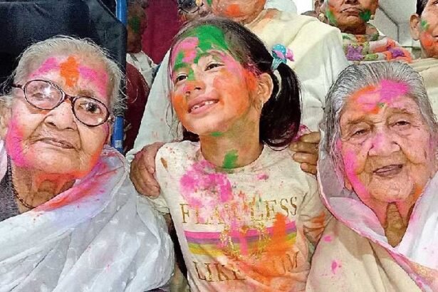 होली से रिश्तों को करें रिचार्ज:होली पर करें ये 4 काम, खुशी के साथ रिश्तों के रंग निखरेंगे; शोध बताते हैं- सकारात्मक यादें मस्तिष्क को सक्रिय रखती हैं