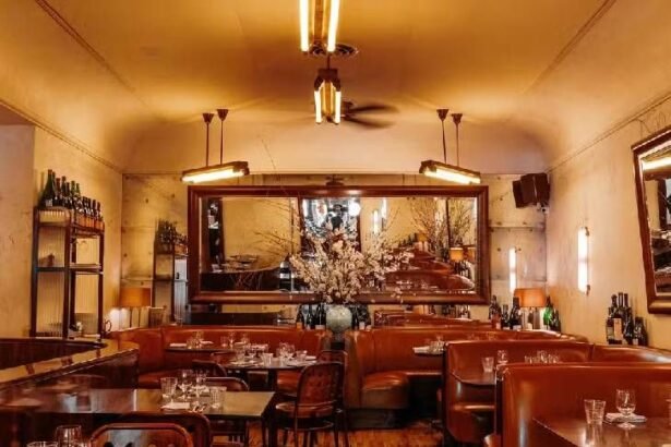 न्यूयॉर्क के रेस्टोरेंट्स में अब ‘रिजर्वेशन वॉर’:पसंदीदा टेबल चाहिए तो मेंबरशिप के तौर पर चुकानी पड़ रही 23 लाख रुपए तक की फीस