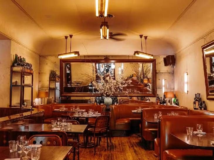 न्यूयॉर्क के रेस्टोरेंट्स में अब ‘रिजर्वेशन वॉर’:पसंदीदा टेबल चाहिए तो मेंबरशिप के तौर पर चुकानी पड़ रही 23 लाख रुपए तक की फीस