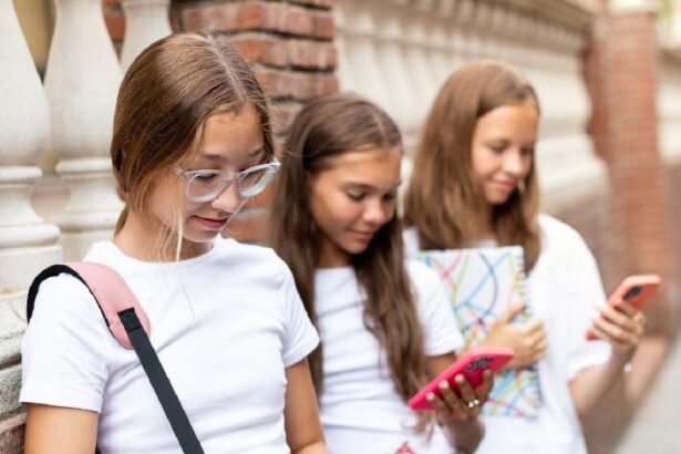 सेफ नहीं फेसबुक-इंस्टा, मेटा पर 3161 करोड़ रुपए का जुर्माना:अमेरिकी कोर्ट ने माना – युवाओं में सोशल मीडिया लत के समान