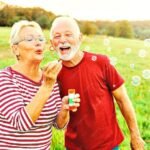 बुजुर्गों को लंबी नींद से ज्यादा जरूरी गहरी नींद:बबल फुलाएं, गुनगुने पानी में पैर डुबोएं; नींद अच्छी आएगी