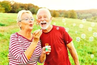 बुजुर्गों को लंबी नींद से ज्यादा जरूरी गहरी नींद:बबल फुलाएं, गुनगुने पानी में पैर डुबोएं; नींद अच्छी आएगी