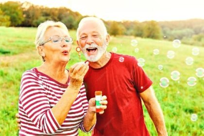 बुजुर्गों को लंबी नींद से ज्यादा जरूरी गहरी नींद:बबल फुलाएं, गुनगुने पानी में पैर डुबोएं; नींद अच्छी आएगी