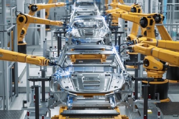 जर्मनी में कार इंडस्ट्री पर मंडरा रहे संकट के बादल:ईवी से पेट्रोल, डीजल और गैस वाली छोटी कारों की बिक्री घटने का खतरा