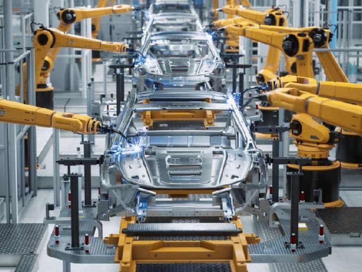 जर्मनी में कार इंडस्ट्री पर मंडरा रहे संकट के बादल:ईवी से पेट्रोल, डीजल और गैस वाली छोटी कारों की बिक्री घटने का खतरा