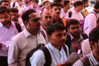 कम वेतन पर काम को मजबूर युवा:खेती छोड़कर गांव से निकले, पर शहरों में स्थायी नौकरी मुश्किल, 15 हजार आईटीआई फिर भी स्किल की कमी