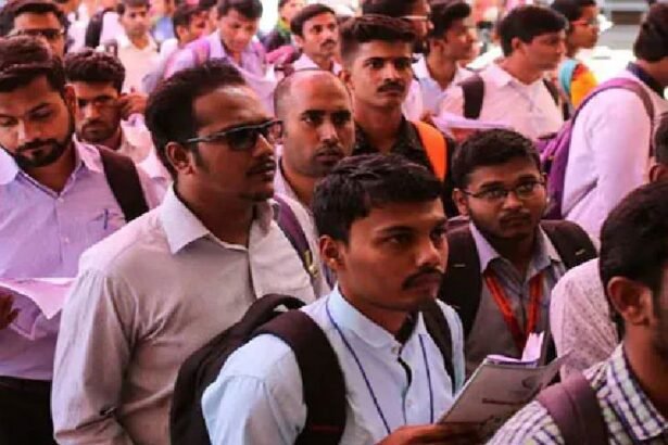 कम वेतन पर काम को मजबूर युवा:खेती छोड़कर गांव से निकले, पर शहरों में स्थायी नौकरी मुश्किल, 15 हजार आईटीआई फिर भी स्किल की कमी