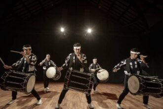 जापान के कोडो ग्रुप का वर्ल्ड टूर:ड्रम मास्टर्स बनने के लिए 2 साल बिना फोन-इंटरनेट के रहना पड़ता है, खुद बनाते हैं अपना खाना, चावल की बोरियां लेकर पेरिस पहुंचे