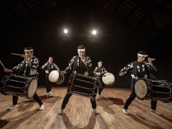 जापान के कोडो ग्रुप का वर्ल्ड टूर:ड्रम मास्टर्स बनने के लिए 2 साल बिना फोन-इंटरनेट के रहना पड़ता है, खुद बनाते हैं अपना खाना, चावल की बोरियां लेकर पेरिस पहुंचे