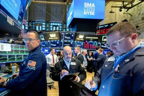 ईरान-इजराइल जंग के बीच अमेरिकी शेयर बाजार 900 अंक गिरा:47,000 अंक पर कारोबार कर रहा; कच्चे तेल की कीमतें और बेरोजगारी दर बढ़ने का असर